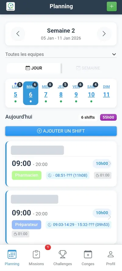 Écran Planning de PharmaShift sur téléphone, vue du manager&nbsp;: shifts du jour avec poste, horaires prévus et pointages. Noms masqués.